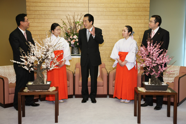 太宰府天満宮「梅の使節」による表敬を受ける菅総理1