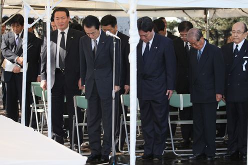 硫黄島戦没者遺骨引渡式で黙とうする菅総理