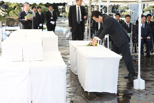 硫黄島戦没者遺骨引渡式で献花する菅総理