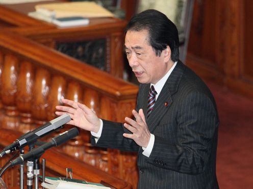 参議院本会議で答弁する菅総理３