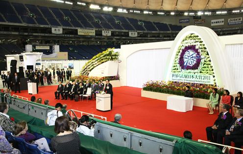 「世界らん展日本大賞２０１１」開会式であいさつする菅総理２
