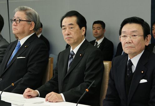 月例経済報告等に関する関係閣僚会議に出席する菅総理１