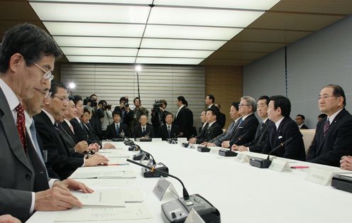 月例経済報告等に関する関係閣僚会議に出席する菅総理2