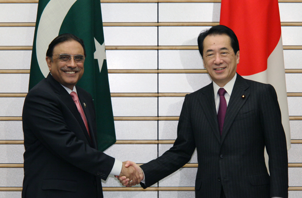 パキスタン・イスラム共和国のザルダリ大統領と握手する菅総理