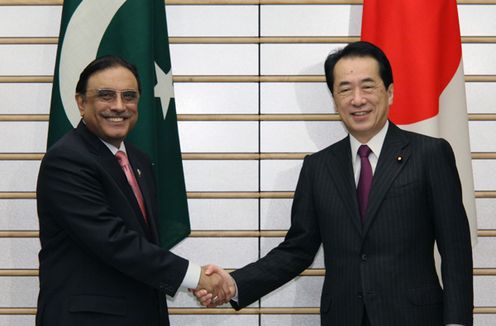 パキスタン・イスラム共和国のザルダリ大統領と握手する菅総理