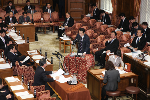 衆議院予算委員会で答弁する菅総理1