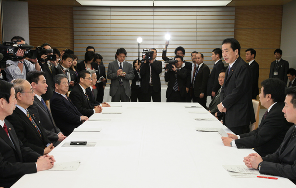 ニュージーランド地震対策本部であいさつする菅総理1