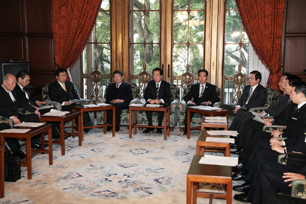 中東情勢に関する関係閣僚会議であいさつする菅総理1