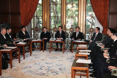 中東情勢に関する関係閣僚会議であいさつする菅総理1