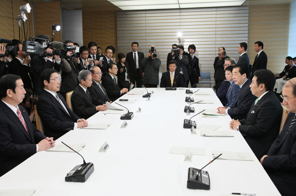 自殺総合対策会議であいさつする菅総理の写真１