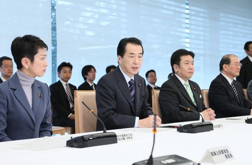 自殺総合対策会議であいさつする菅総理の写真２
