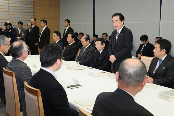 政府・連合トップ会談であいさつする菅総理