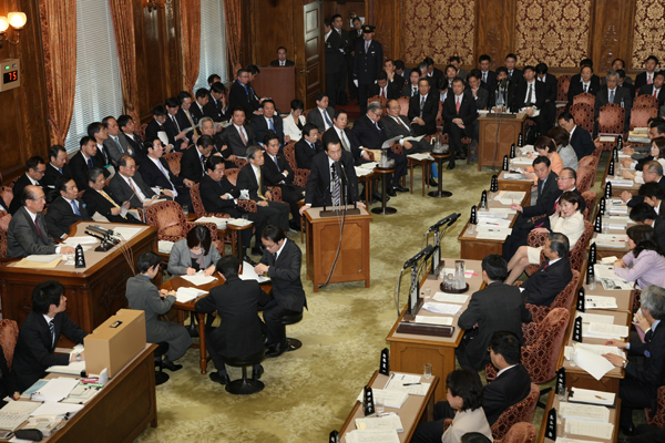 参議院予算委員会で答弁する菅総理1