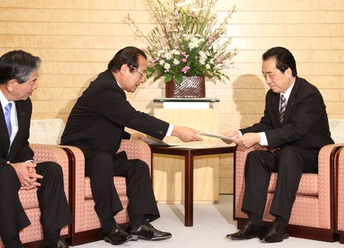 全国知事会会長等からの要請を受ける菅総理１