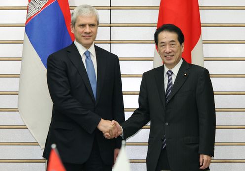セルビア共和国のタディッチ大統領と握手する菅総理