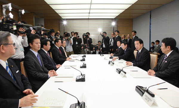 経済情勢に関する検討会合であいさつをする菅総理1