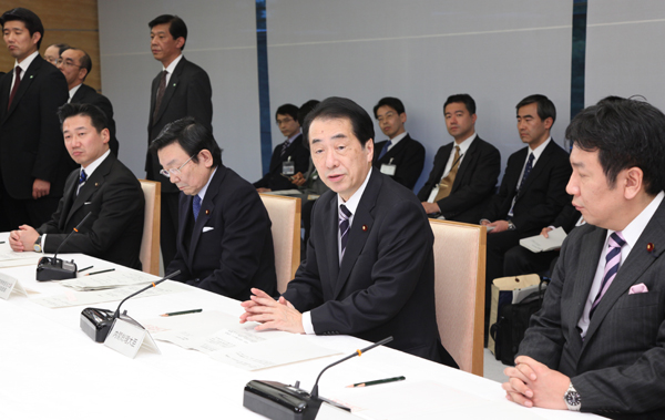 経済情勢に関する検討会合であいさつをする菅総理2