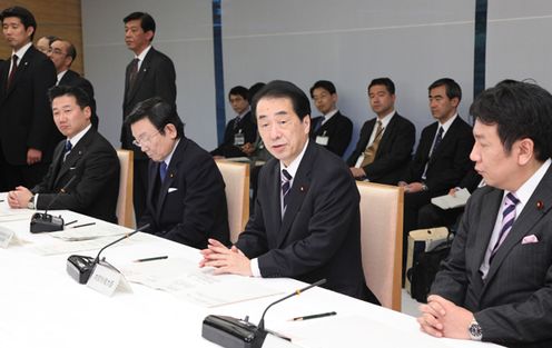 経済情勢に関する検討会合であいさつをする菅総理2