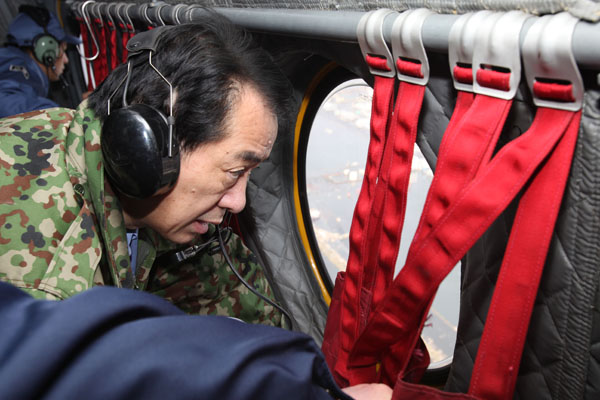 地震被災地を上空から状況把握する菅総理１