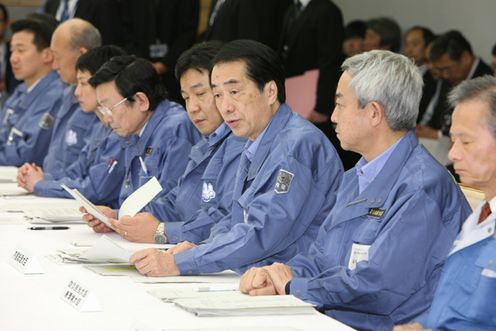 電力需給緊急対策本部会合であいさつする菅総理１