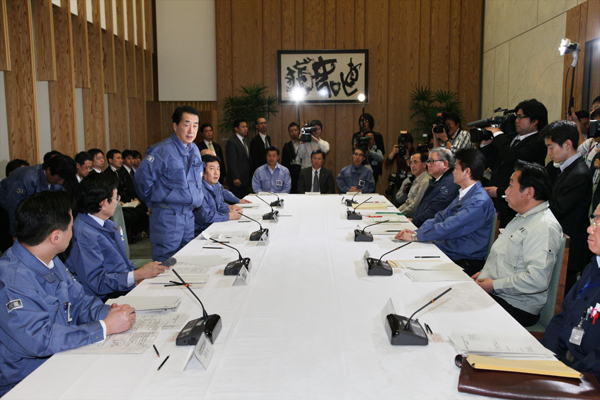 経済情勢に関する検討会合であいさつする菅総理１
