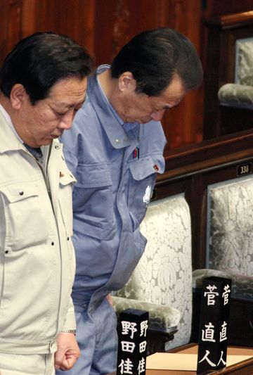 衆議院本会議において東北地方太平洋沖地震災害で犠牲になられた方々に黙祷する菅総理2