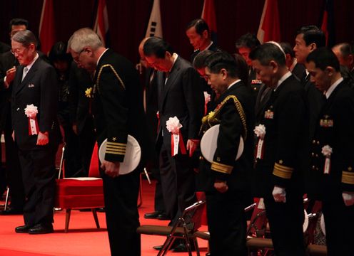防衛大学校卒業式で黙祷する菅総理