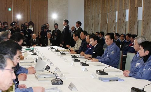 月例経済報告に関する関係閣僚会議に出席する菅総理2