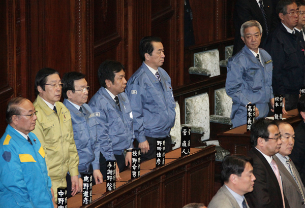 衆議院本会議で議了案件等の採決に臨む菅総理