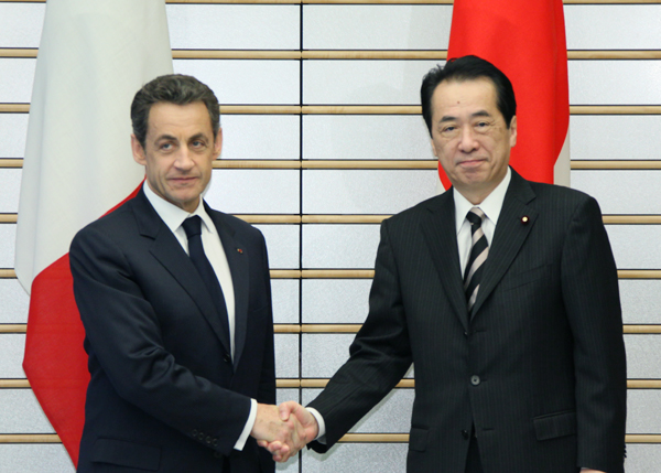 フランス共和国のサルコジ大統領と握手する菅総理