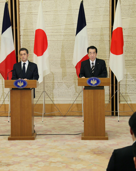 共同記者会見に臨む日本・フランス両首脳１