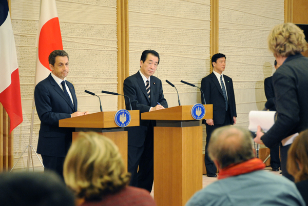 共同記者会見に臨む日本・フランス両首脳２