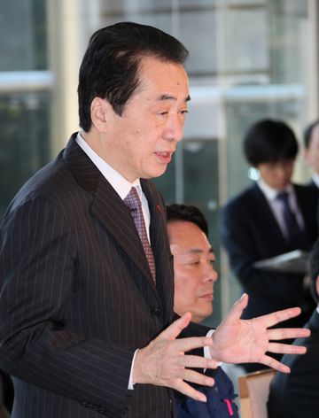 東日本大震災に関する緊急要望であいさつする菅総理１
