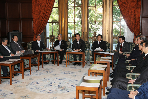 国家公務員制度改革推進本部であいさつする菅総理2