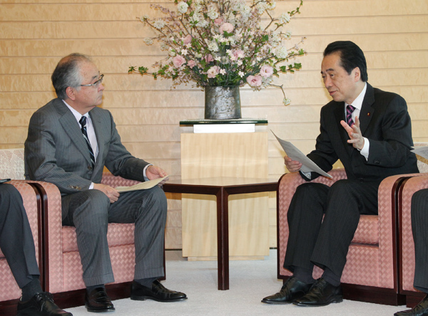 連合会長による東日本大震災への救済・復興対策についての要請であいさつする菅総理１