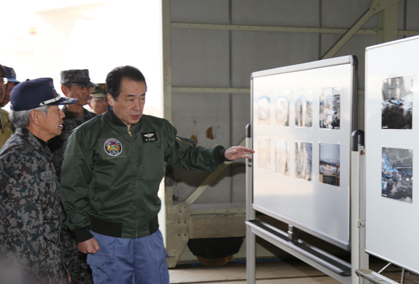 航空自衛隊松島基地を訪問する菅総理