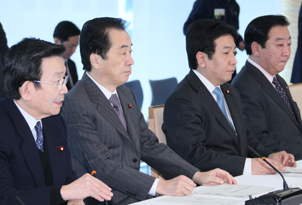 月例経済報告等に関する関係閣僚会議に出席する菅総理１