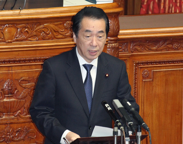 参議院本会議で決議への所信を述べる菅総理1