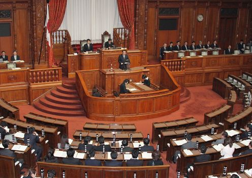 参議院本会議で決議への所信を述べる菅総理2