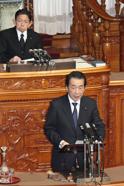 参議院本会議で決議への所信を述べる菅総理3