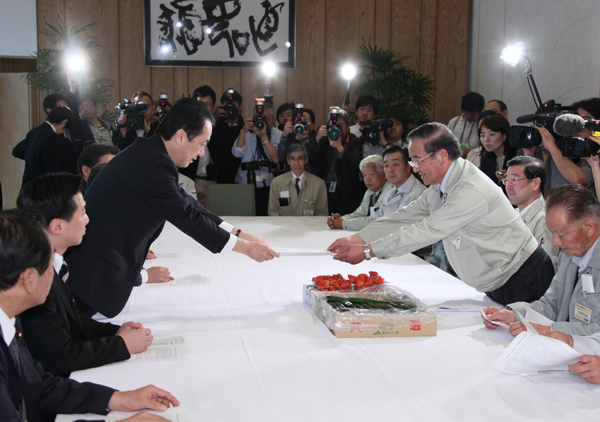 原子力発電所事故による農業被害に関する要請書を受け取る菅総理