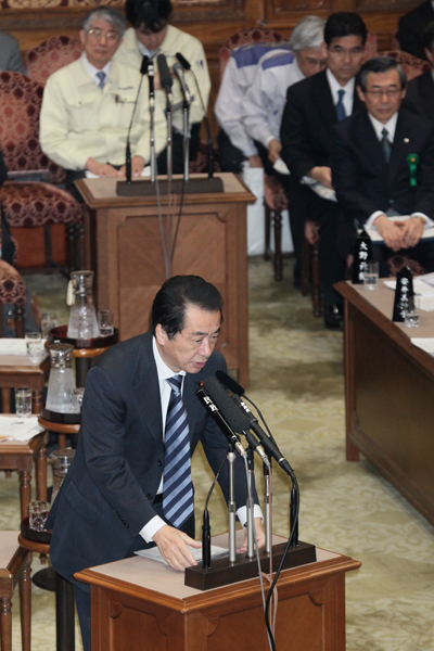 参議院予算委員会で答弁する菅総理1