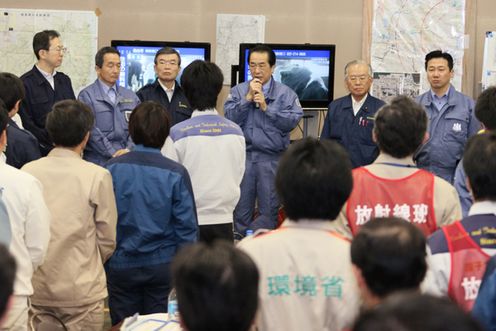 災害現地対策本部の職員を激励する菅総理１