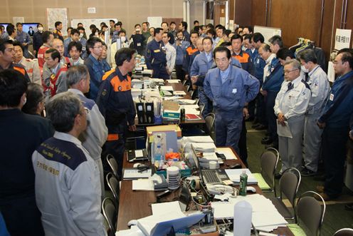 災害現地対策本部の職員を激励する菅総理2