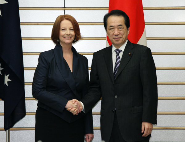 オーストラリア連邦のギラード首相と握手する菅総理