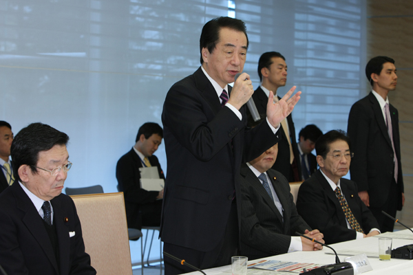 経済情勢に関する検討会合であいさつをする菅総理１