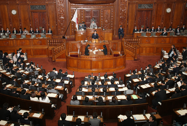 衆議院本会議で決議への所信を述べる菅総理3