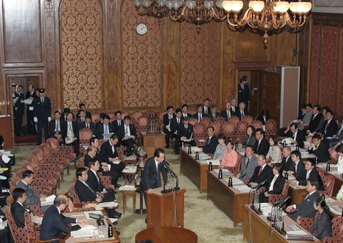 参議院予算委員会で答弁する菅総理３