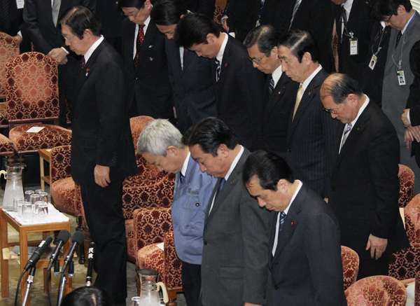 東日本大震災で亡くなられた犠牲者に黙祷する菅総理