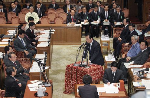 衆議院予算委員会で答弁する菅総理２